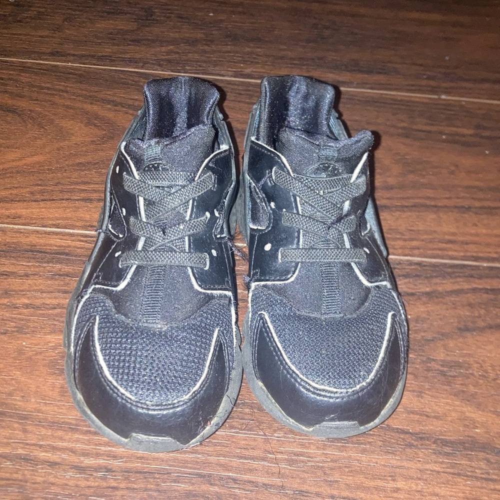 Toddler-Nike Black Sneakers with Breathable Mesh and Athletic Design